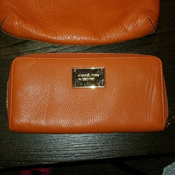 Michael Kors Crossbody Wallet Set - Picture 2 of 8